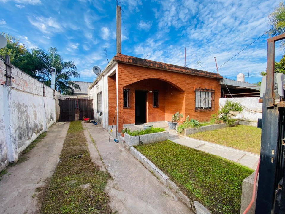 Casa Tres Ambientes En Alquiler En Jose C Paz Con Cochera Y Jardín